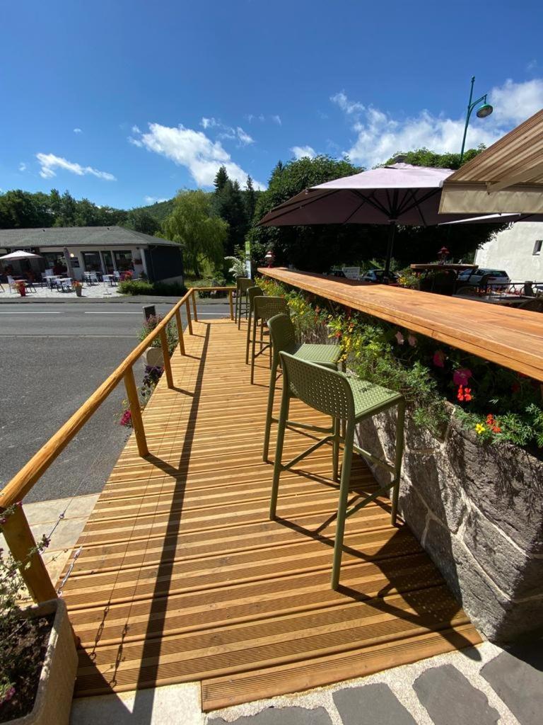 Hotel Restaurant Le Grillon Chambon-sur-Lac Εξωτερικό φωτογραφία
