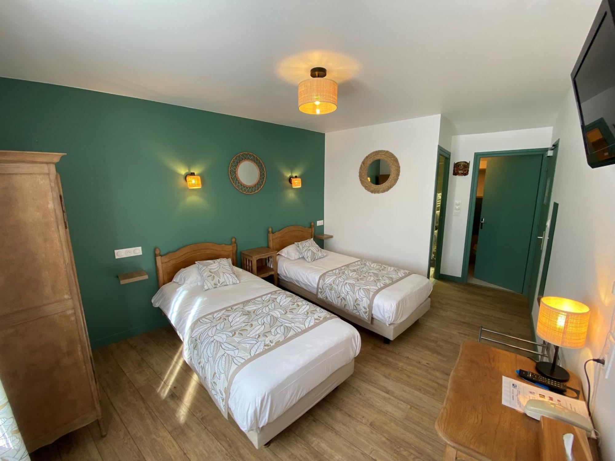 Hotel Restaurant Le Grillon Chambon-sur-Lac Εξωτερικό φωτογραφία