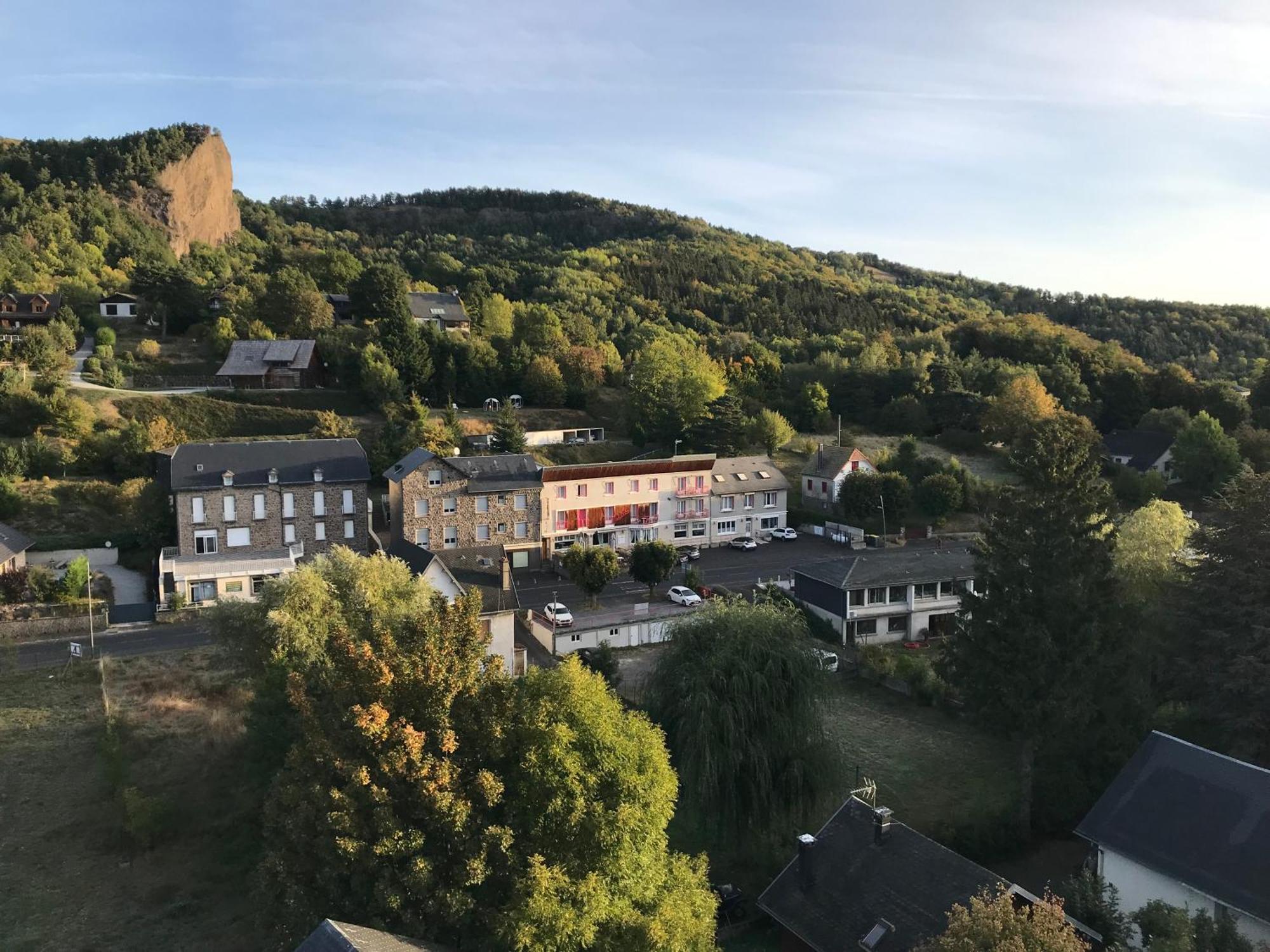Hotel Restaurant Le Grillon Chambon-sur-Lac Εξωτερικό φωτογραφία